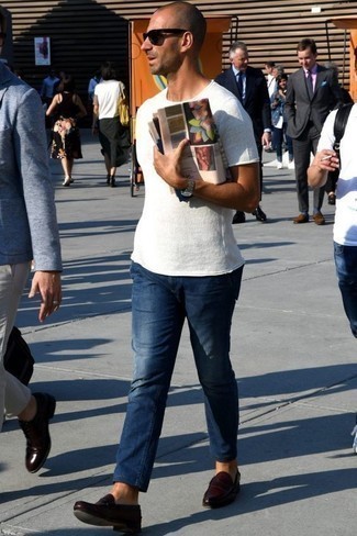 Какие джинсы носить с темно-красными лоферами мужчине