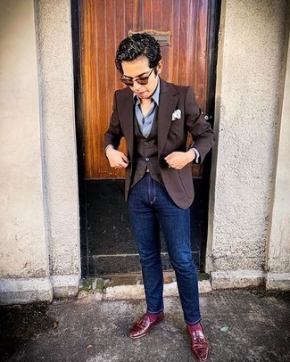 Какие джинсы носить с темно-красными лоферами мужчине