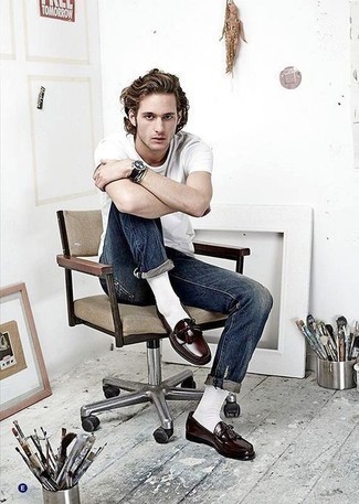 Какие джинсы носить с темно-красными лоферами мужчине