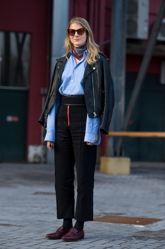 С чем носить темно-красные лоферы женщине