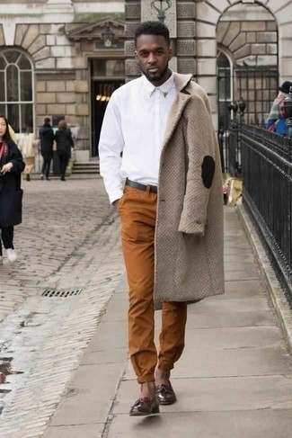 Какие длинные пальто носить с темно-красными лоферами