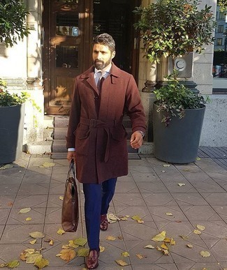 Какие длинные пальто носить с темно-красными лоферами