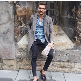 Какие длинные пальто носить с темно-красными лоферами