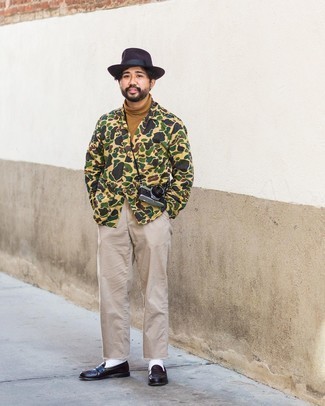 Какие водолазки носить с темно-красными лоферами мужчине