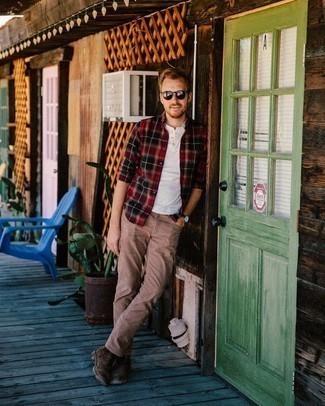 С чем носить темно-красную рубашку с длинным рукавом мужчине весна