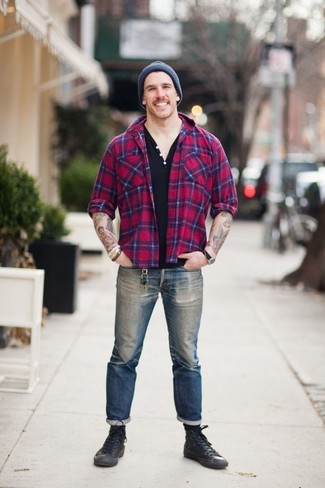 С чем носить темно-красную рубашку с длинным рукавом мужчине осень