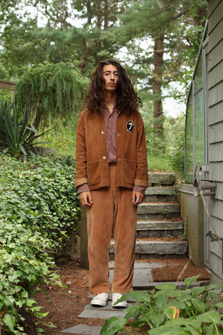 С чем носить темно-красную рубашку с длинным рукавом мужчине весна