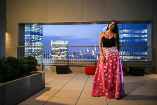 С чем носить темно-красную длинную юбку