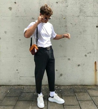 С чем носить темно-красную сумку почтальона