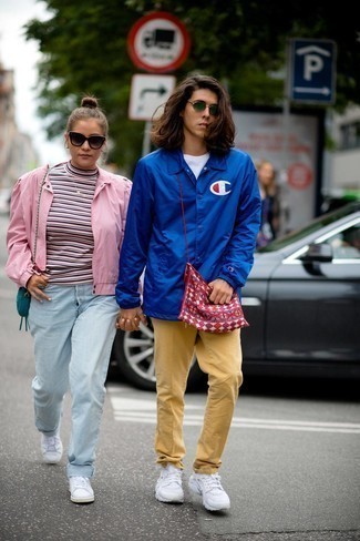 С чем носить темно-красную сумку почтальона