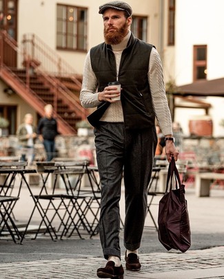 С чем носить темно-красную нейлоновую большую сумку мужчине