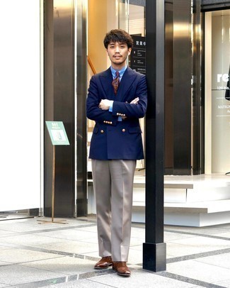 С чем носить темно-красный галстук с "огурцами" мужчине