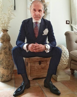 С чем носить темно-красный галстук с "огурцами" мужчине