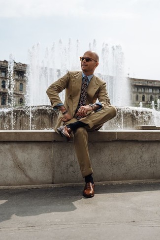 С чем носить темно-красный галстук с "огурцами" мужчине