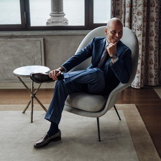 С чем носить темно-красный галстук с "огурцами" мужчине