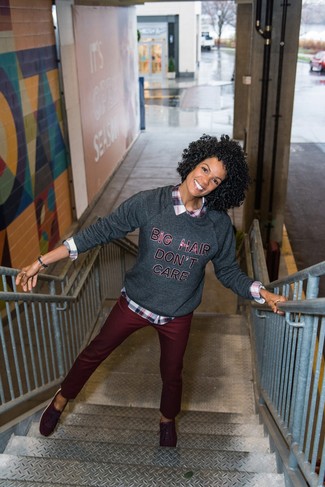 С чем носить темно-красные брюки женщине