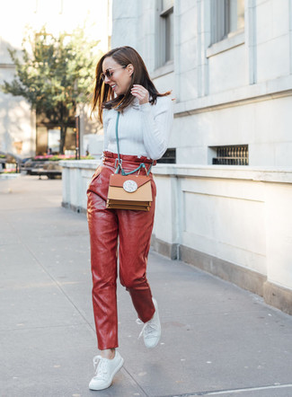 С чем носить темно-красные брюки женщине