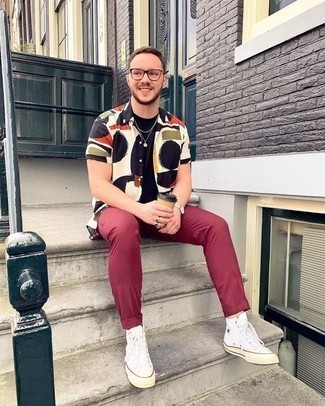 С чем носить темно-красные брюки мужчине