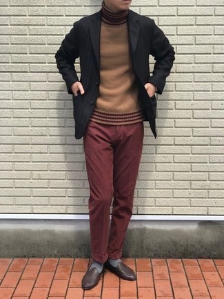 С чем носить темно-красные брюки мужчине