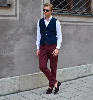 С чем носить темно-красные брюки мужчине