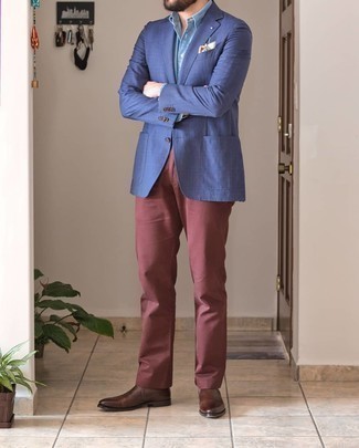 С чем носить темно-красные брюки мужчине