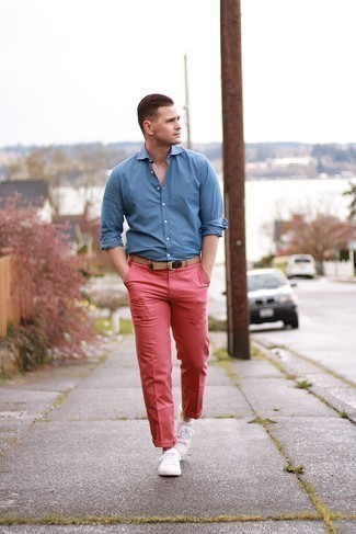 С чем носить темно-красные брюки мужчине