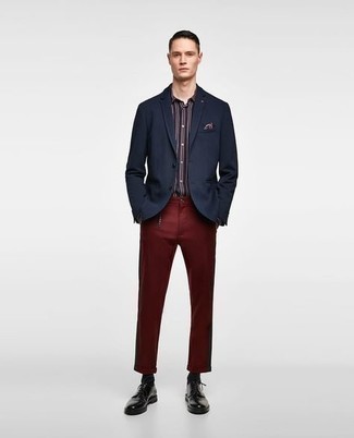 С чем носить темно-красные брюки мужчине