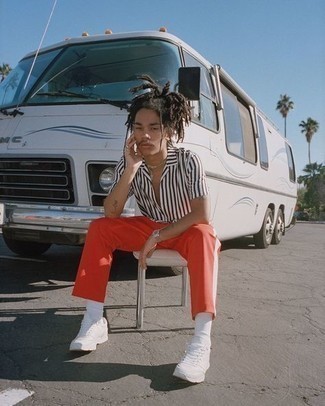 С чем носить темно-красные брюки мужчине