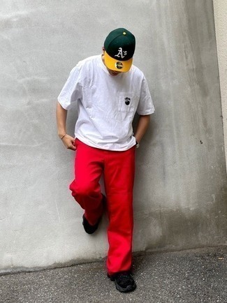 С чем носить темно-красные брюки мужчине