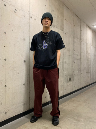 С чем носить темно-красные брюки мужчине