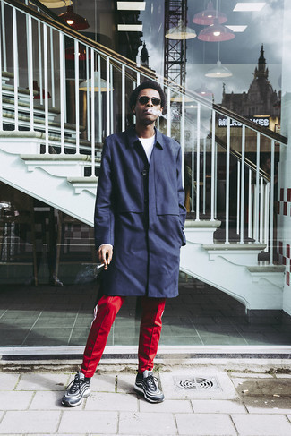 С чем носить темно-красные брюки мужчине