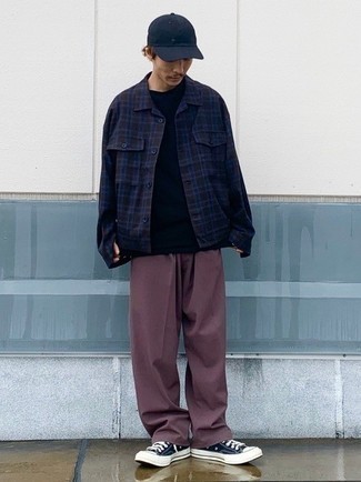 С чем носить темно-красные брюки мужчине