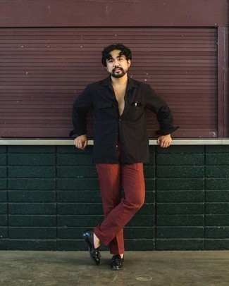 С чем носить темно-красные брюки мужчине