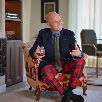 С чем носить темно-красные брюки мужчине