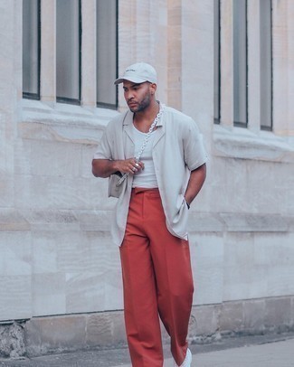 С чем носить темно-красные брюки мужчине