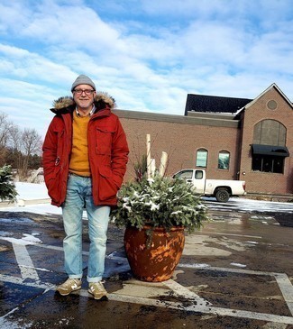 Какие джинсы носить с темно-красной паркой мужчине