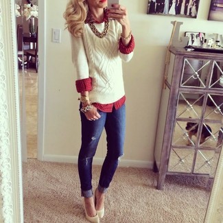 С чем носить темно-красную блузку в шотландскую клетку