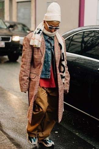 С чем носить темно-красное пальто в шотландскую клетку мужчине