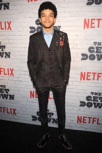 С чем носить темно-красный костюм-тройку в шотландскую клетку