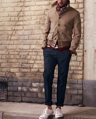 С чем носить темно-красный шарф в горошек мужчине