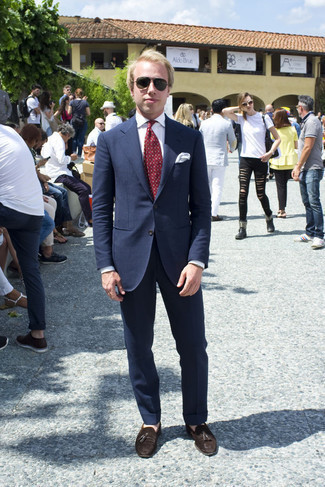 С чем носить темно-красный галстук в горошек мужчине