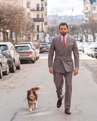 С чем носить темно-красный галстук в горошек мужчине