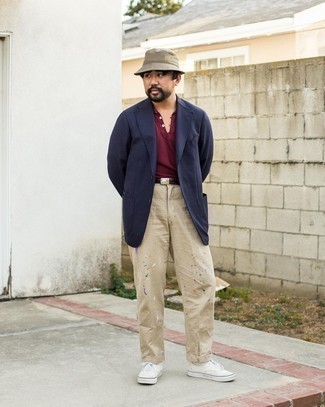 Какие пиджаки носить с темно-красной футболкой-поло мужчине