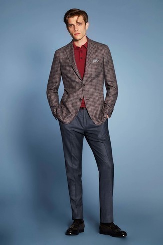 С чем носить темно-красную футболку-поло мужчине