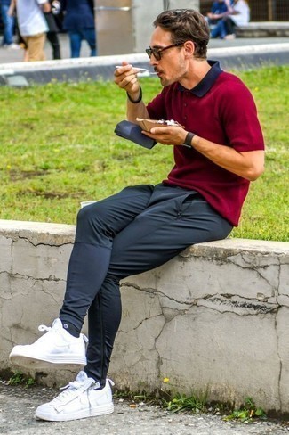 С чем носить темно-красную футболку-поло мужчине