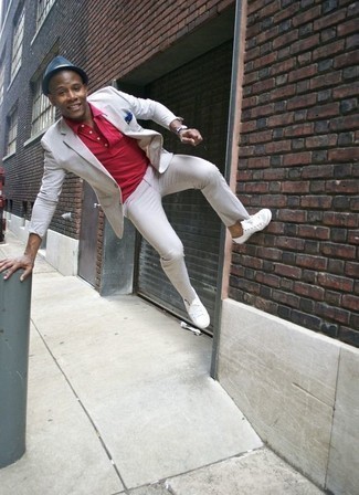 С чем носить темно-красную футболку-поло мужчине