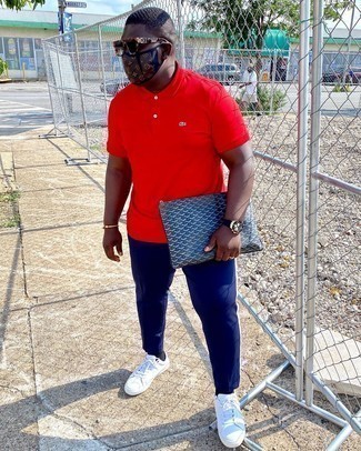 С чем носить темно-красную футболку-поло мужчине