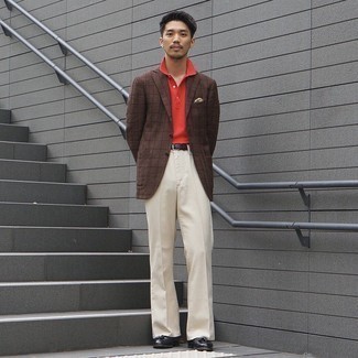 С чем носить темно-красную футболку-поло мужчине