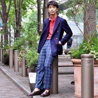 Какие лоферы носить с темно-красной футболкой-поло мужчине