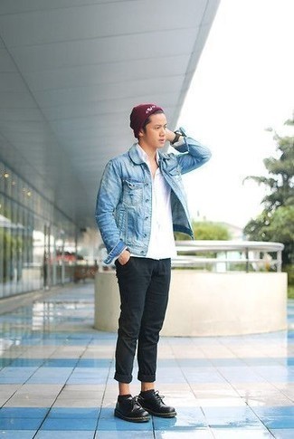 С чем носить темно-красную шапку с принтом мужчине